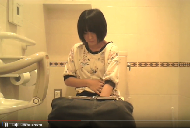 【女子トイレ盗撮モノ】女性達は排泄中にこんな感じで色々とやってます（動画）