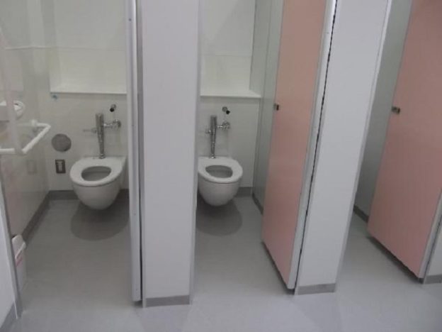 【美女多くてヤバくね？】洋式トイレで真剣な顔をして放尿する素人女性達（女子トイレ動画）のトップ画像