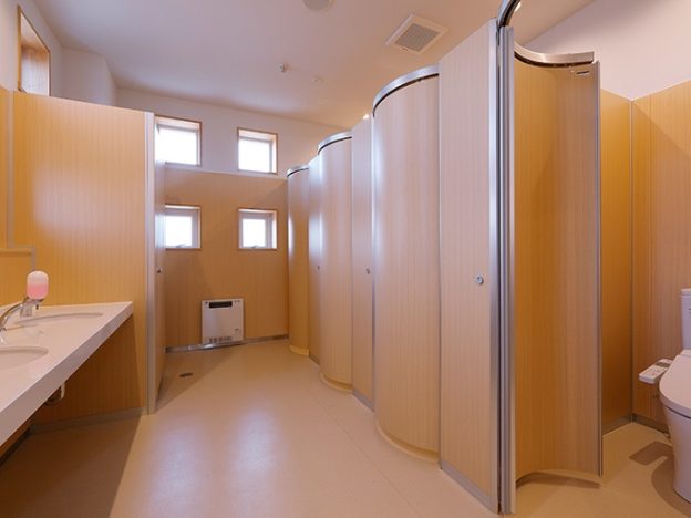 【クラブの洋式トイレ】可愛いギャル達が撮影されているとは知らずに排泄していく・・・（トイレ動画）のトップ画像